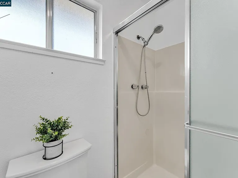 392 Bayview Cir — Photo 7