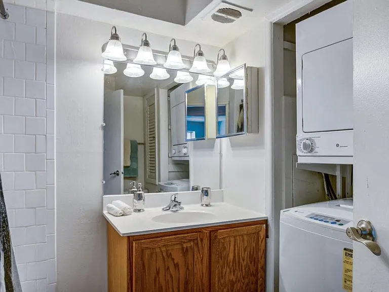 Curren Terrace Apartment Homes — Photo 8