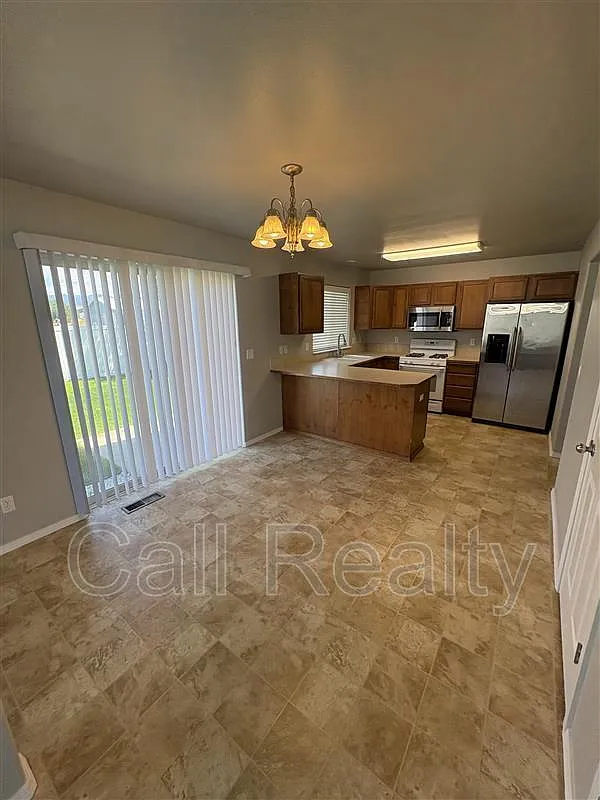 4 bed, 2.5 bath, 1897 sqft, $2,400 — Photo 3