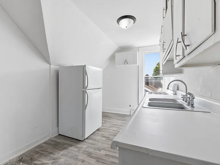 1010 W 2nd St #3 — Photo 7