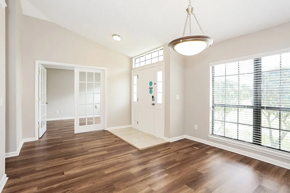 3 bed, 2.0 bath, 1865 sqft, $2,300 — Photo 3