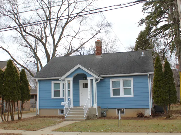 689 Bent St, Elgin, IL 60120