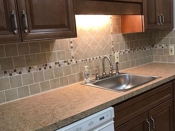 Brand new kitchen! There_s nothing like a dishwasher!