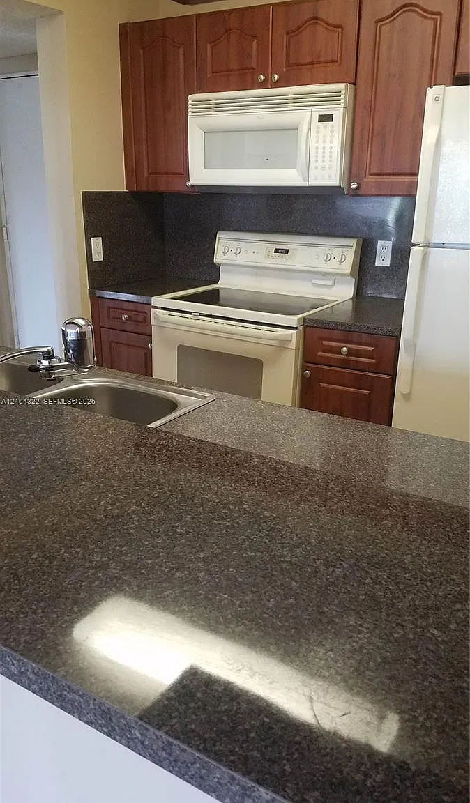 Las Vistas At Doral Condo — Photo 1