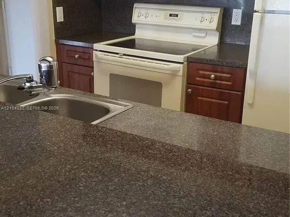 8120 Geneva Ct APT 553, Doral, FL 33166