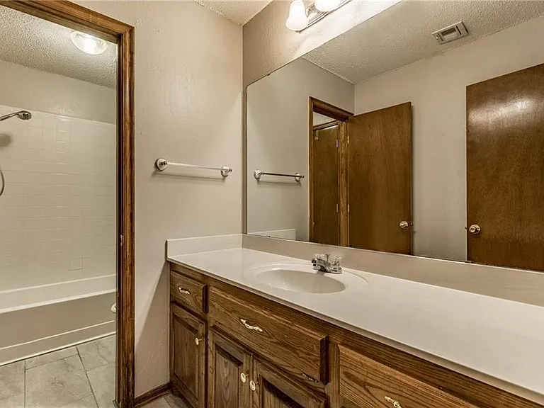 8901 NW 85th Pl — Photo 11