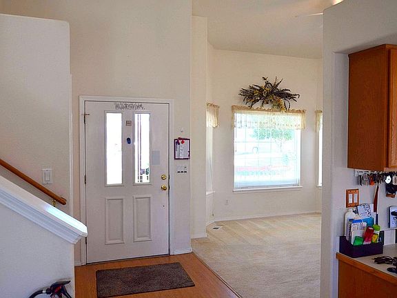 Entryway, vaulted ceilings