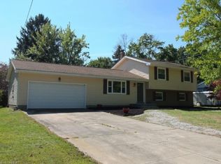 2930 Greenridge Rd, Barberton, OH 44203