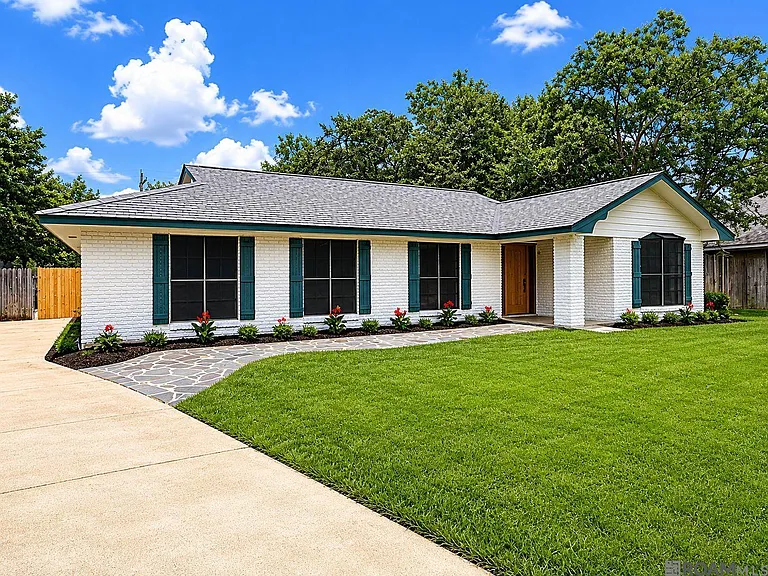 535 Thornwood Dr — Photo 2