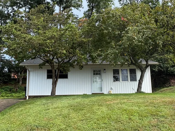 945 N Moorewood Dr, Zanesville, OH 43701