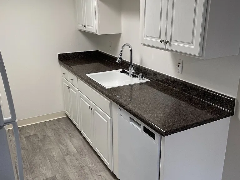 Carmel Court Apts — Photo 3