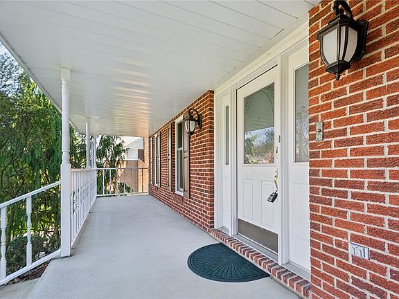 2nd image of 1009 Manor Vue Ct