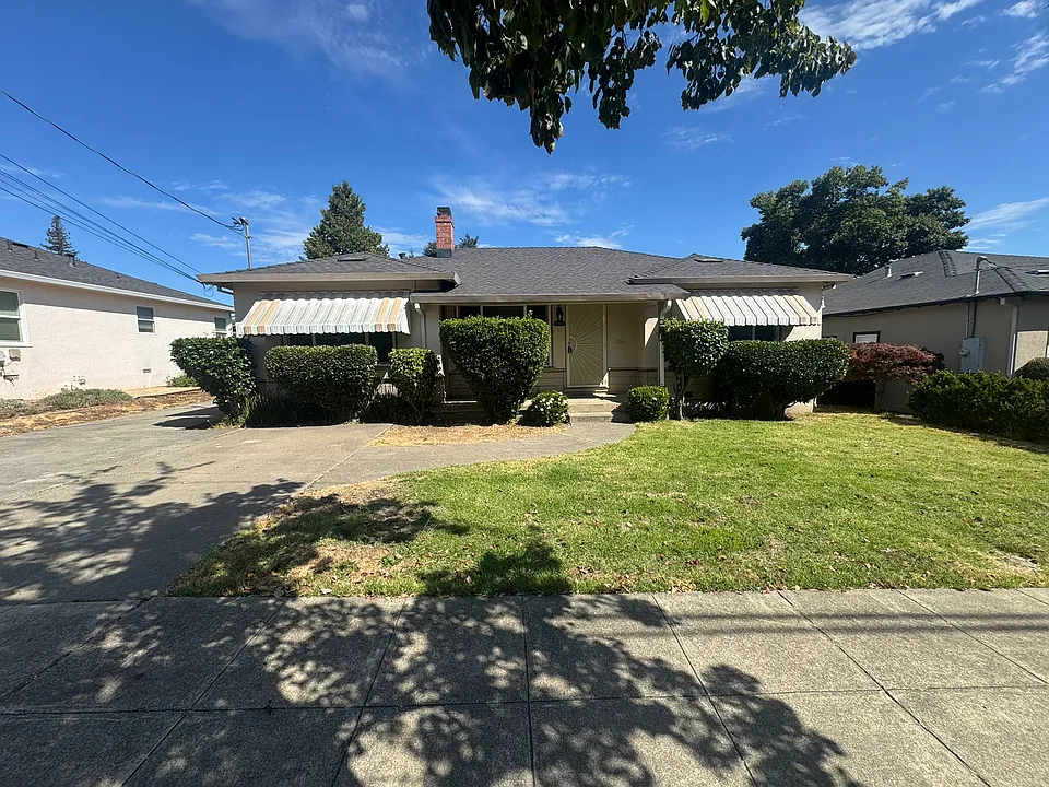 2758 Iowa St