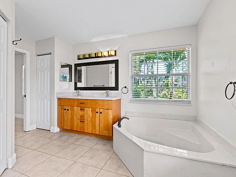 16628 Valencia Blvd — Photo 19