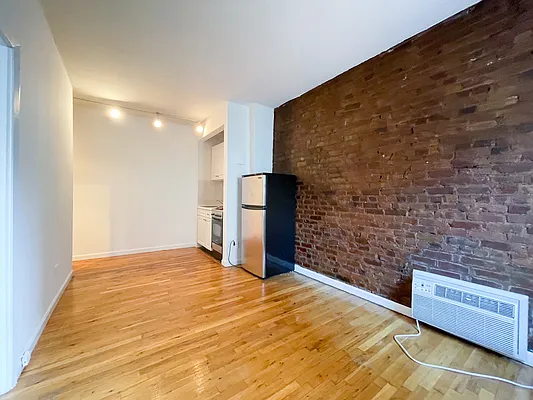 Rented by Kahen Properties | media 14