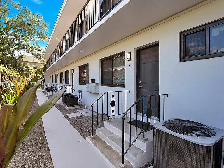 2150 SW 26th St #7 — Photo 3