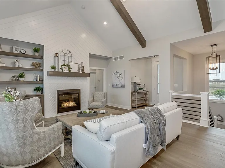 2418 N Bluestone St — Photo 4