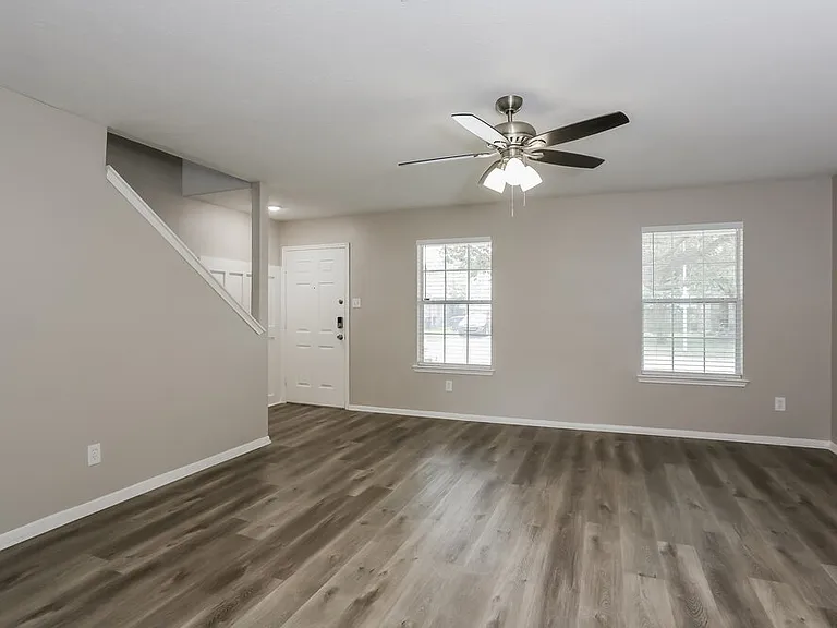 2431 Fox River Ln — Photo 4