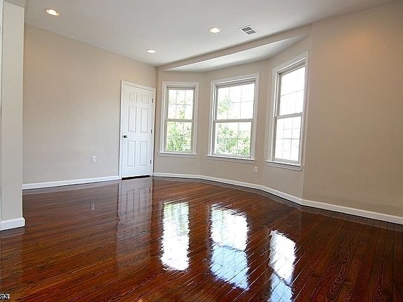 3rd image of 27 Mount Pleasant Ave