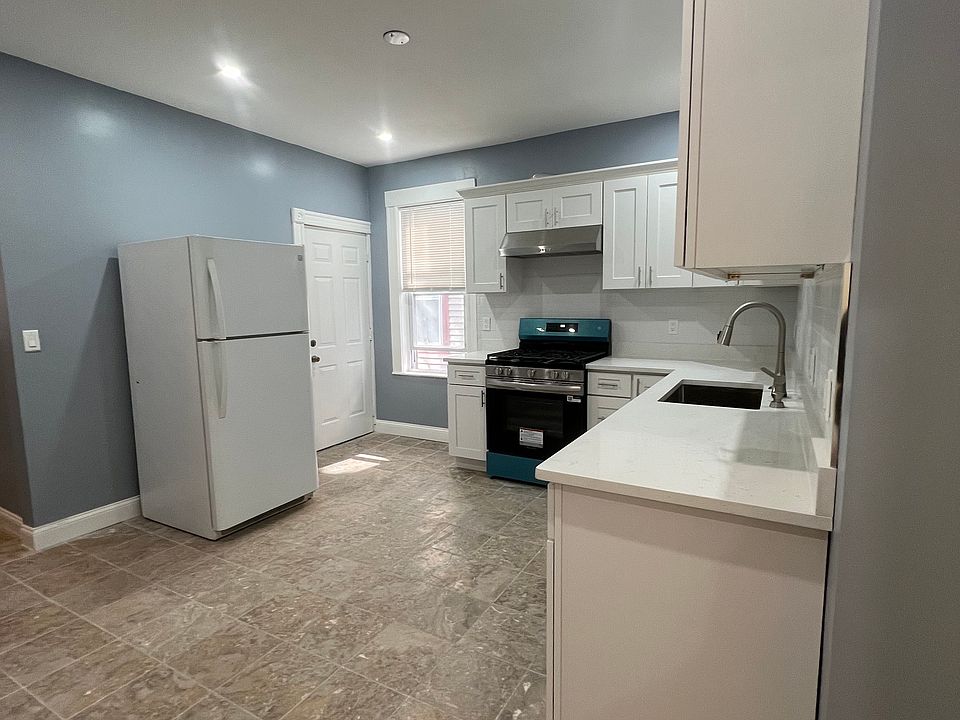 1st image of 23 Roseland St APT 1