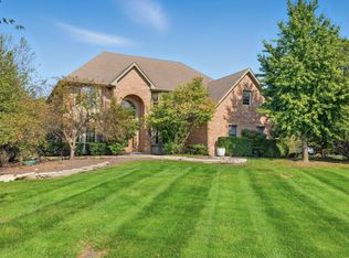 37W004 Ridgewood Dr, St Charles, IL 60175