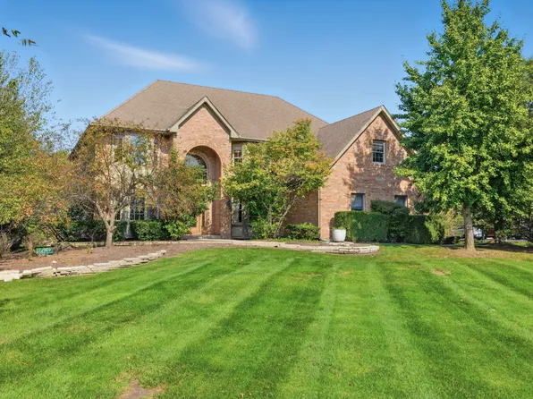 37W004 Ridgewood Dr, St Charles, IL 60175