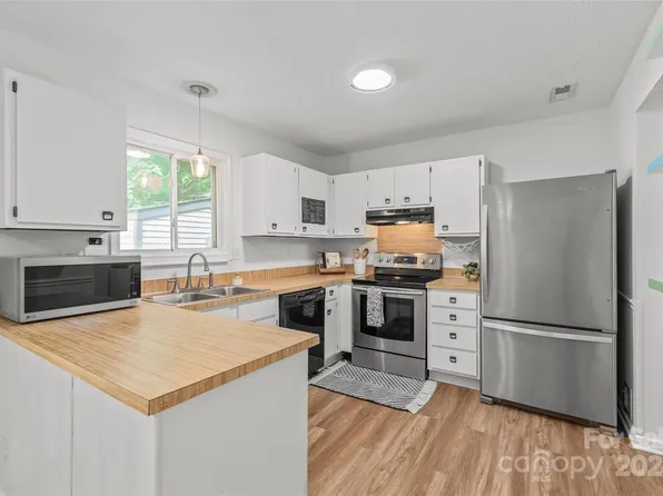 9440 Lexington Cir, Charlotte, NC 28213