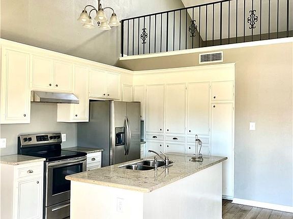 4th image of 1826 N Tallowood Dr