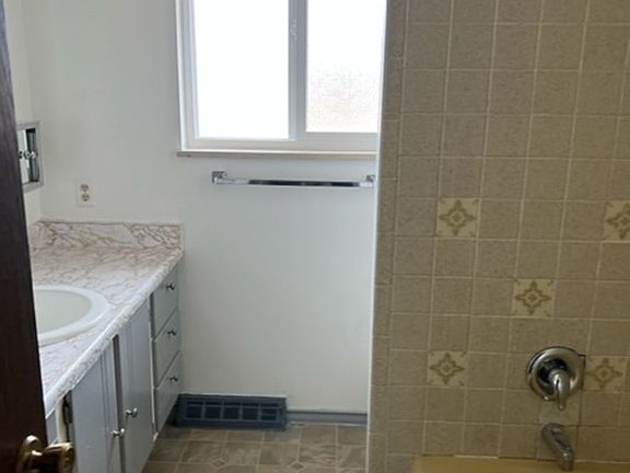 5th image of 923 S Harmony Dr