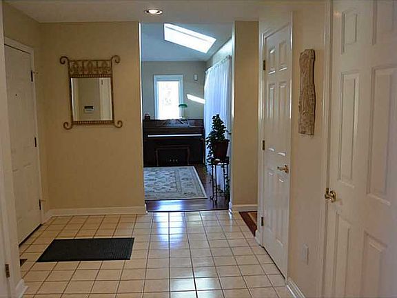 4th image of 190 Pine Glen Dr