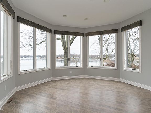 4th image of 420 W Crooked Lake Dr