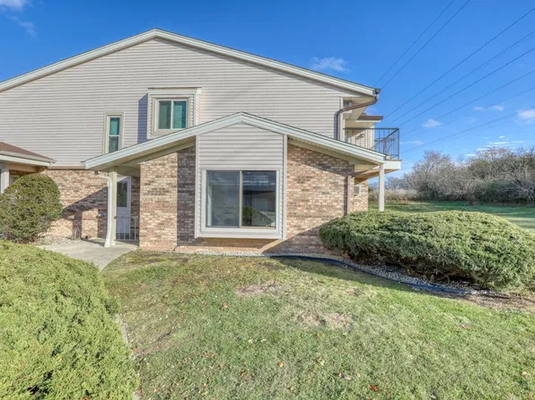 4526 S Greenridge CIRCLE, Greenfield, WI 53220