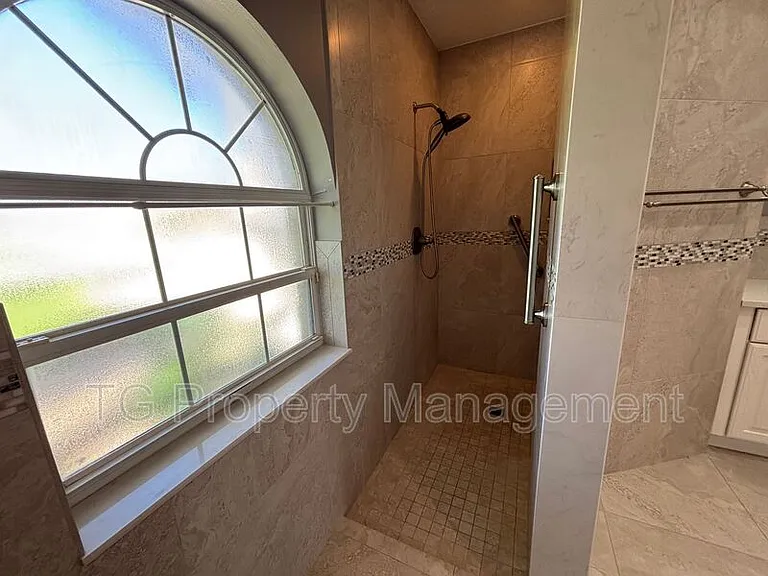 20 Clarendon Ct N — Photo 23