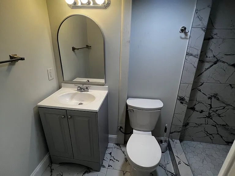 2404 Darrow St — Photo 20