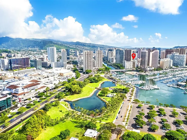 Great location!
Walk to Ala Moana harbor, park or mall and many restaurants. Perfect for exercise and sunset strolls.