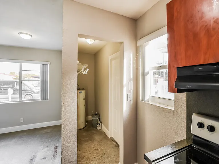 2218 Farragut St — Photo 8