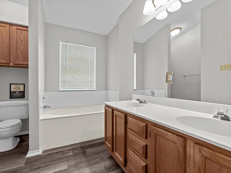 406 Oakcrest Dr — Photo 17
