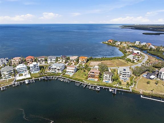 5th image of 26 Harborpointe Dr