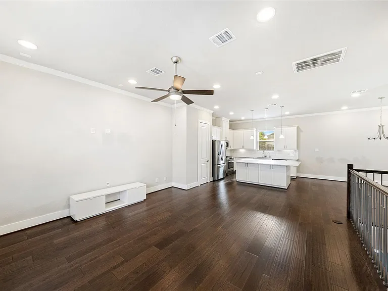 420 W 28th St #D — Photo 12