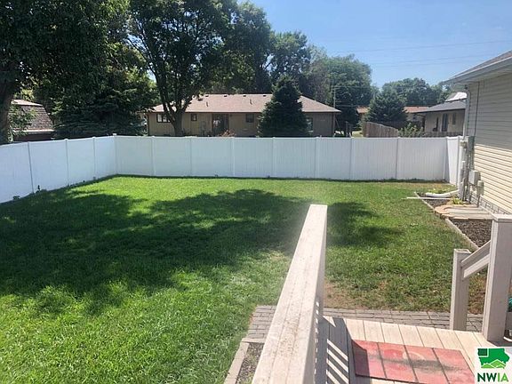 4th image of 800 E 31st St