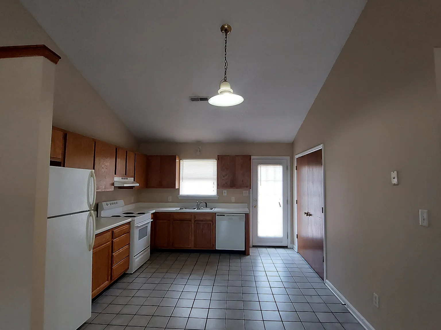 2 bed, 940 sqft, $950 — Photo 3