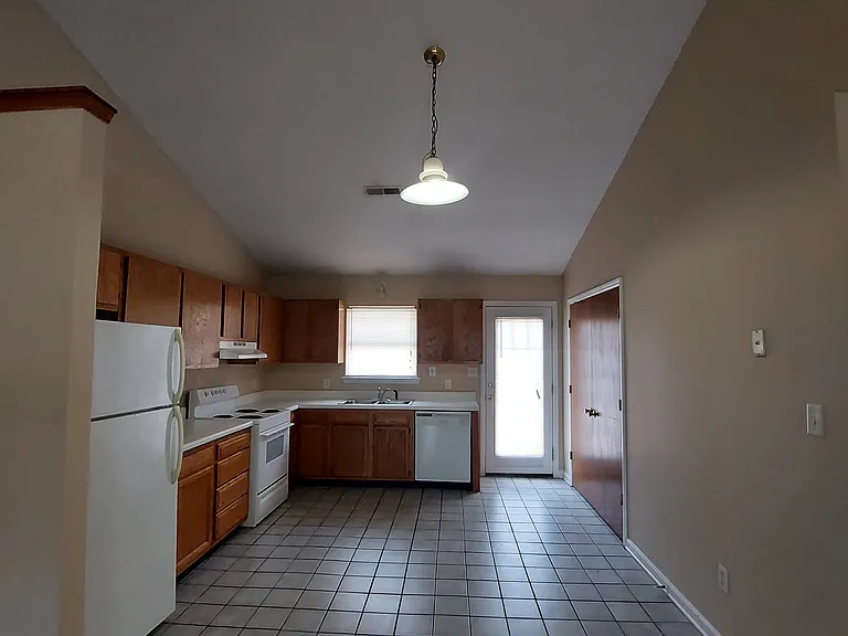 212 Wyndham Cir #A — Photo 3