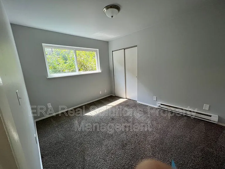 745 Oak St #4 — Photo 3