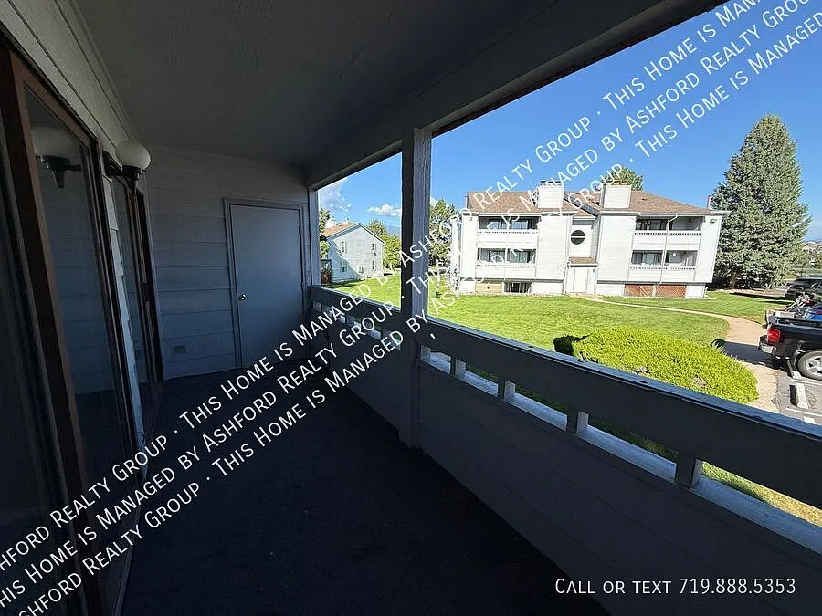 2 bed, 1.0 bath, 940 sqft, $1,050 — Photo 2
