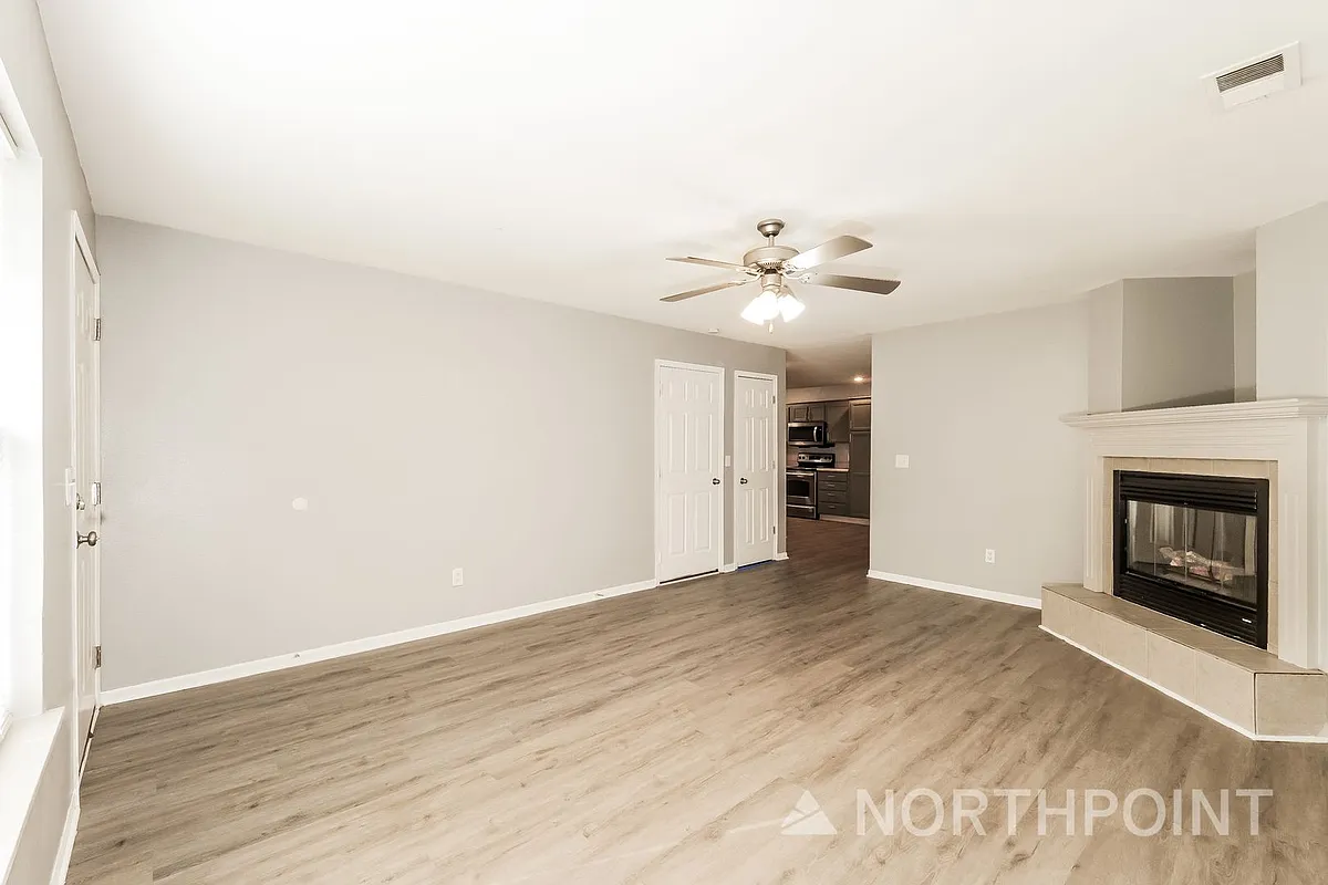 Building Photo - 412 NW Woodbury Dr