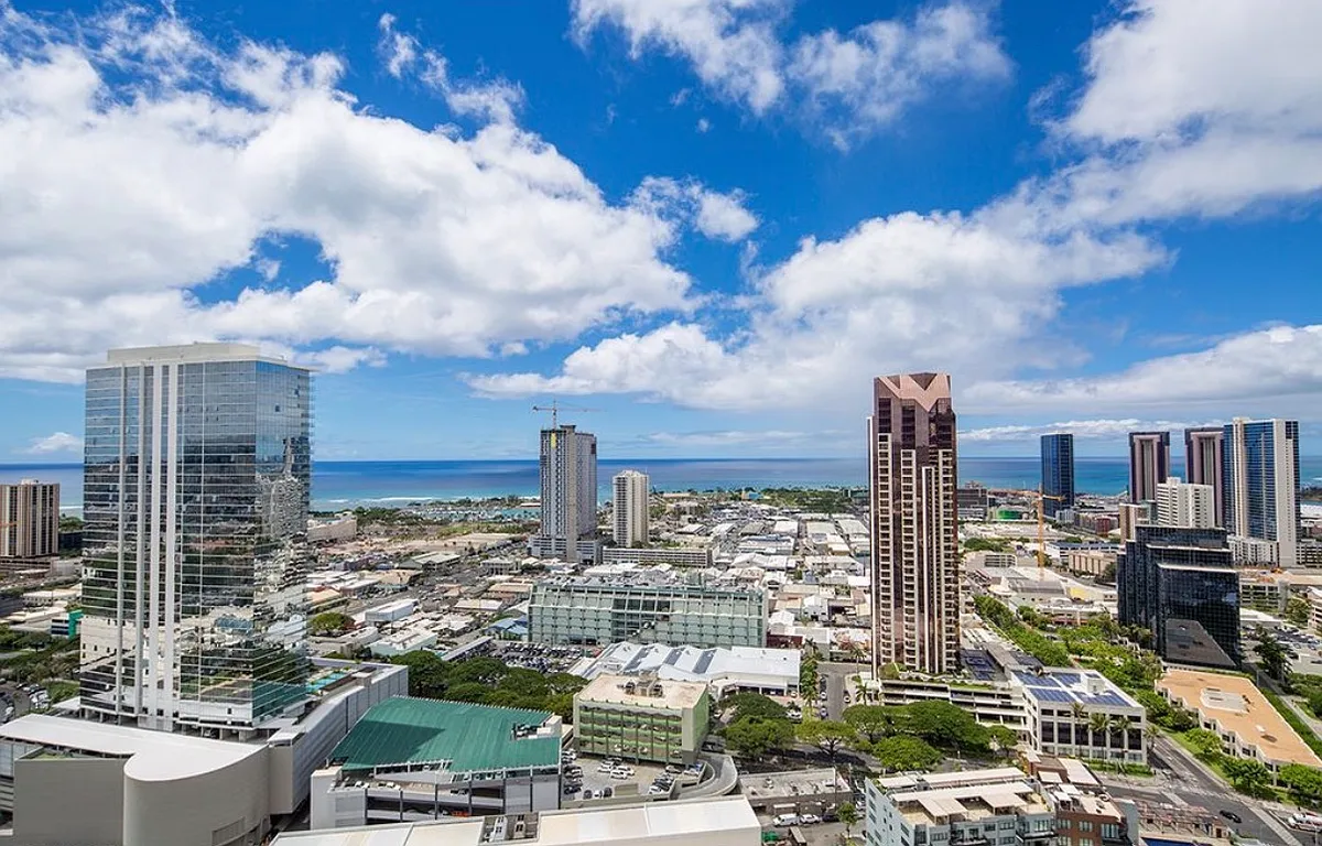 City & ocean views~ day & night!! Awesome Location: just across the street from Straub Hospital, on the busline, a block to Kapiolani Blvd. restaurant+shops, Blaisdell Center, 2 blocks to Ward Village, and 3+ blocks to either H1, Ala Moana, or Downtown! - 801 S King St #3704