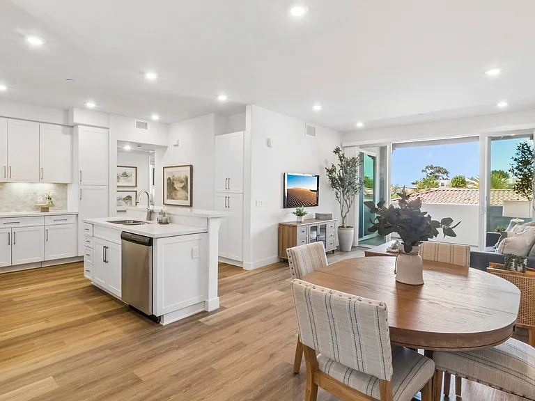 Avia La Jolla — Photo 32