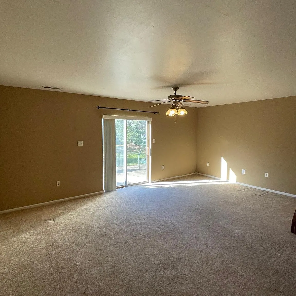 3 bed, 2.5 bath, 1370 sqft, $1,995 — Photo 2