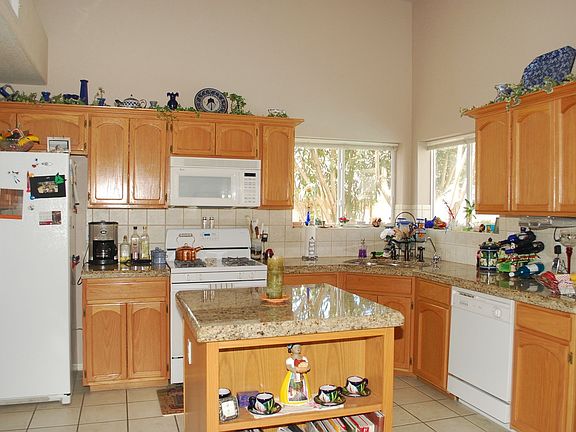Spacious Kitchen 