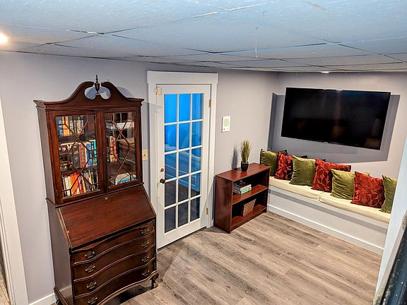 Living Room with a TV and seating on the other side